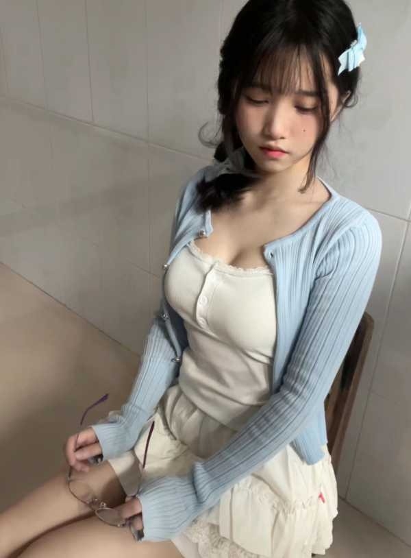 南沙02年嫩妹下海服务