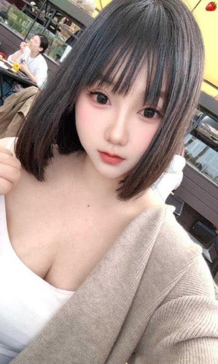 呆萌短发清纯妹子