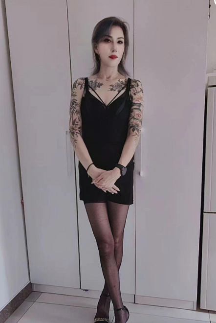 苗条美女少妇